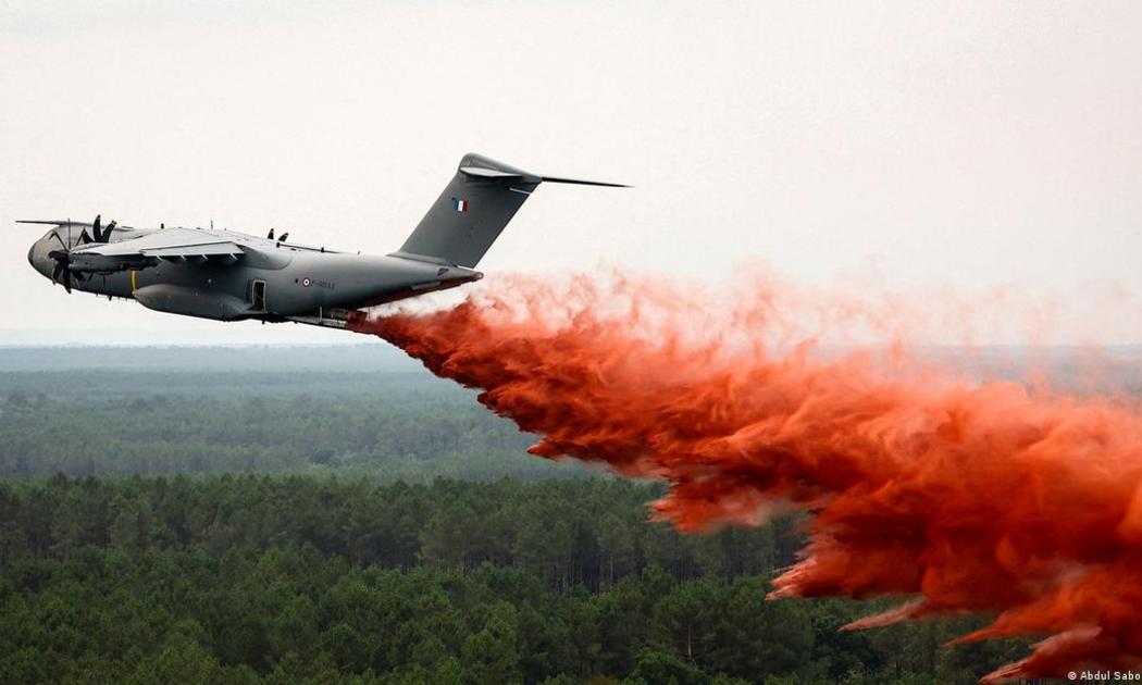 Máy bay vận tải quân sự A400M của Không quân Pháp lần đầu tiên thực hiện nhiệm vụ thả chất chống cháy từ trên không. Ảnh: Abdul Saboor/AFP