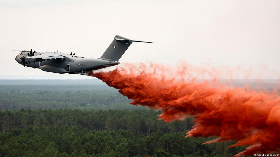 Máy bay vận tải quân sự A400M của Không quân Pháp lần đầu tiên thực hiện nhiệm vụ thả chất chống cháy từ trên không. Ảnh: Abdul Saboor/AFP