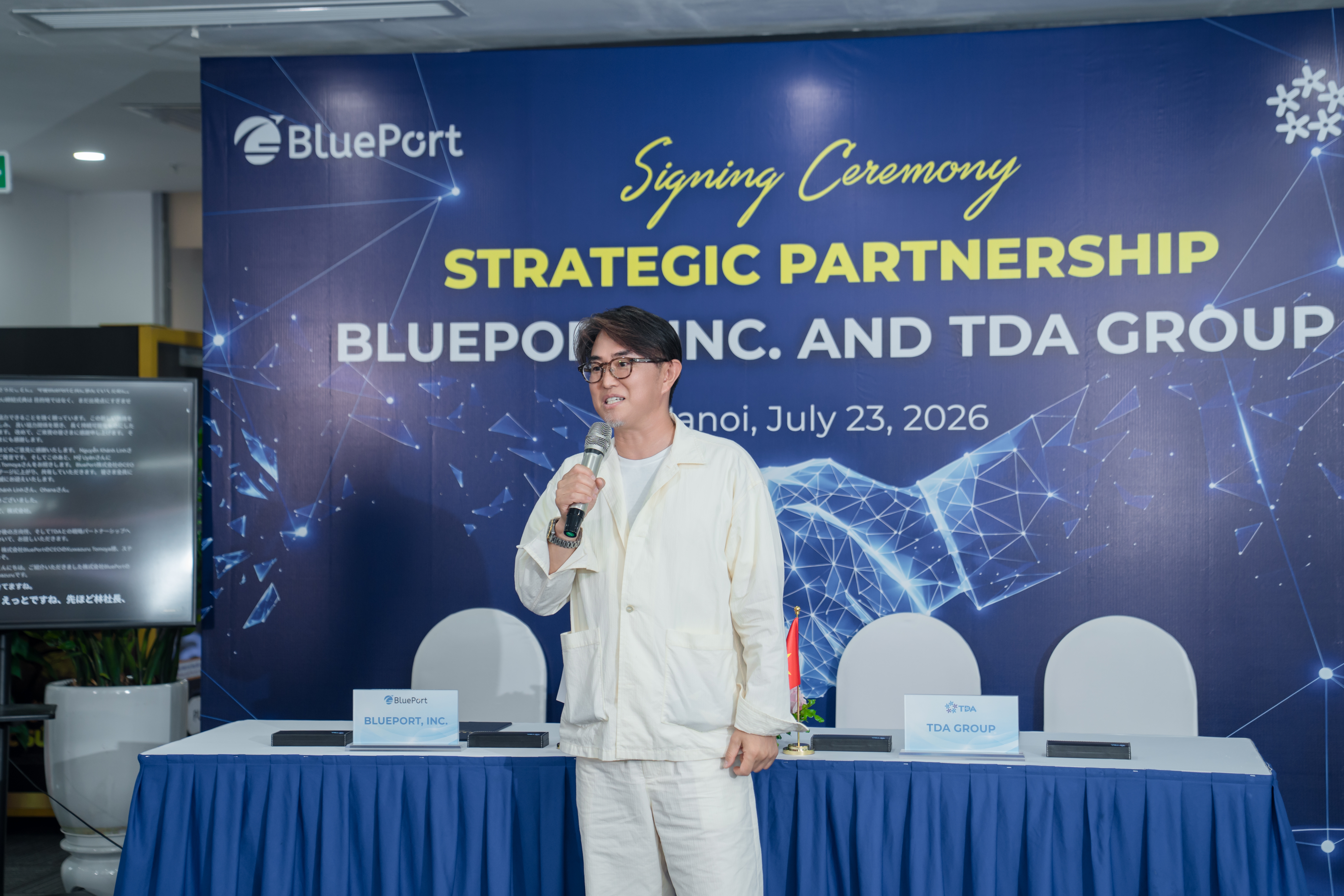 “Với năng lực phát triển phần mềm, AI và đội ngũ kỹ sư chất lượng cao của TDA, cùng kinh nghiệm, mạng lưới khách hàng và hiểu biết thị trường của BluePort, hai bên có thể cùng nhau mang đến những giải pháp có giá trị hơn cho khách hàng”, ông Kuwazuru Tomoya, CEO BluePort cho biết