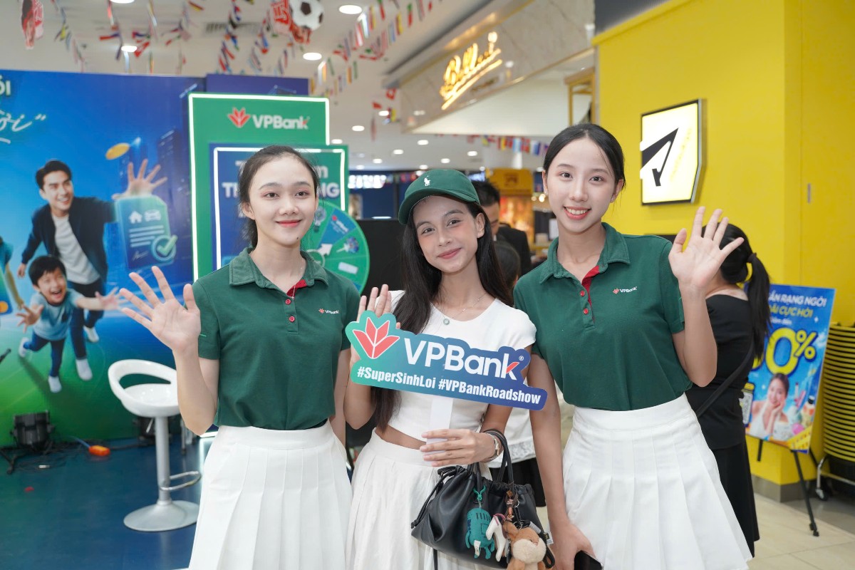 Khách hàng hào hứng check-in, tham gia minigame. Ảnh VPBank.