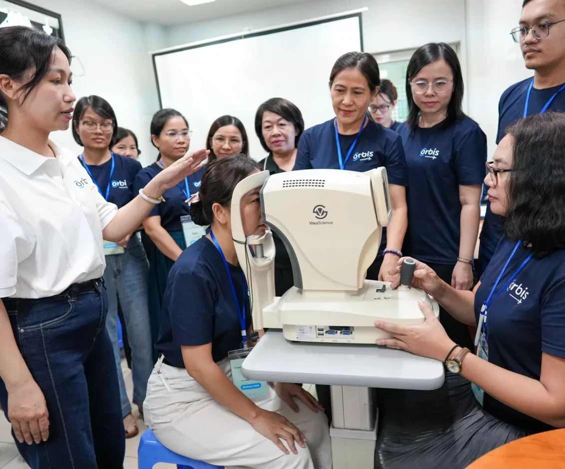 Nội dung đào tạo tập trung vào các chuyên ngành như đục thủy tinh thể, glôcôm, bệnh lý võng mạc và phẫu thuật tạo hình mắt. Ảnh: Orbis