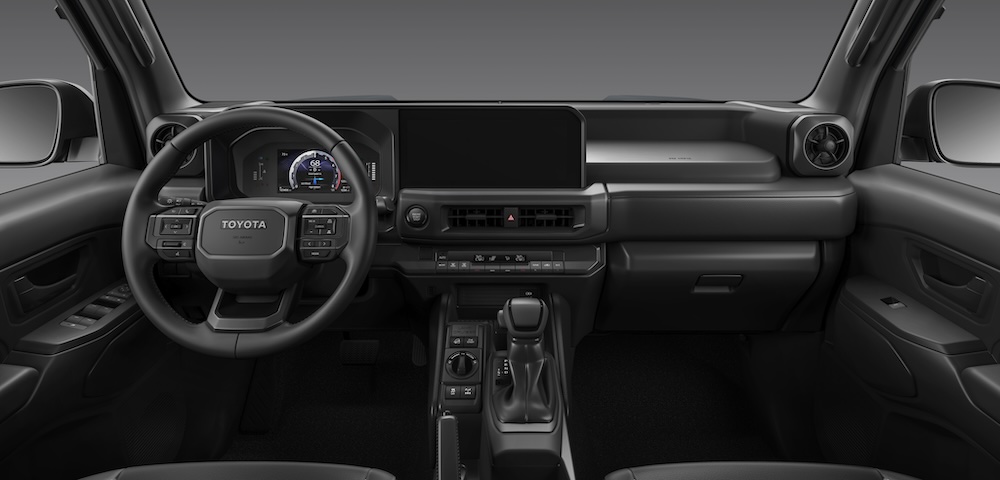 Không gian nội thất Land Cruiser FJ được phát triển theo định hướng kết hợp giữa tính thực dụng của một mẫu xe địa hình và sự tiện nghi cần thiết cho nhu cầu sử dụng hằng ngày.