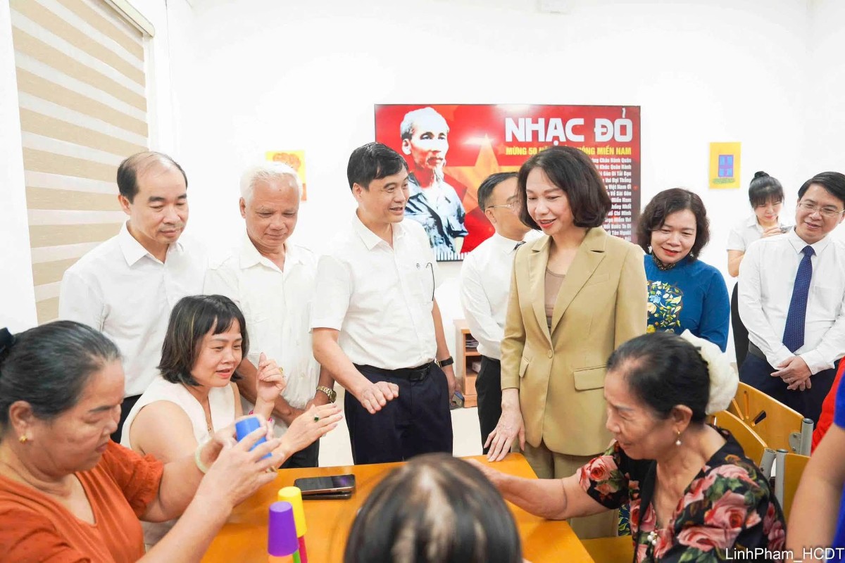 Phó Chủ tịch UBND thành phố Vũ Thu Hà trò chuyện với người cao tuổi, tìm hiểu về quy trình vận hành mô hình. Ảnh: Phường Việt Hưng -TP. Hà Nội