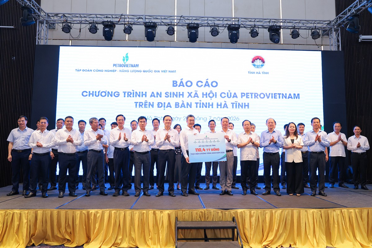 Petrovietnam trao biểu trưng hỗ trợ các hoạt động an sinh xã hội trên địa bàn tỉnh Hà Tĩnh. Ảnh: Petrovietnam.
