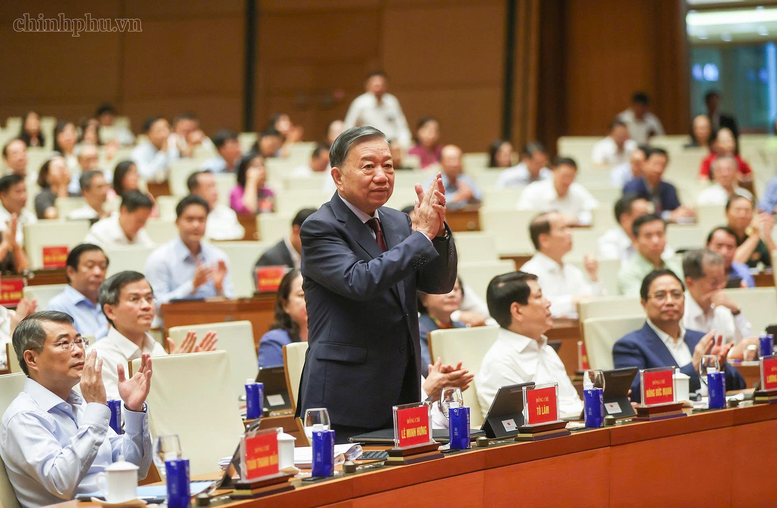 Các đồng chí lãnh đạo Đảng và Nhà nước dự Hội nghị toàn quốc quán triệt và triển khai thực hiện Nghị quyết Hội nghị Trung ương 3- Ảnh 1.
Tổng Bí thư, Chủ tịch nước Tô Lâm cùng các đồng chí lãnh đạo Đảng và Nhà nước, nguyên lãnh đạo Đảng và Nhà nước dự Hội nghị toàn quốc quán triệt và triển khai thực hiện Nghị quyết Hội nghị Trung ương 3 - Ảnh: VGP/Nhật Bắc
