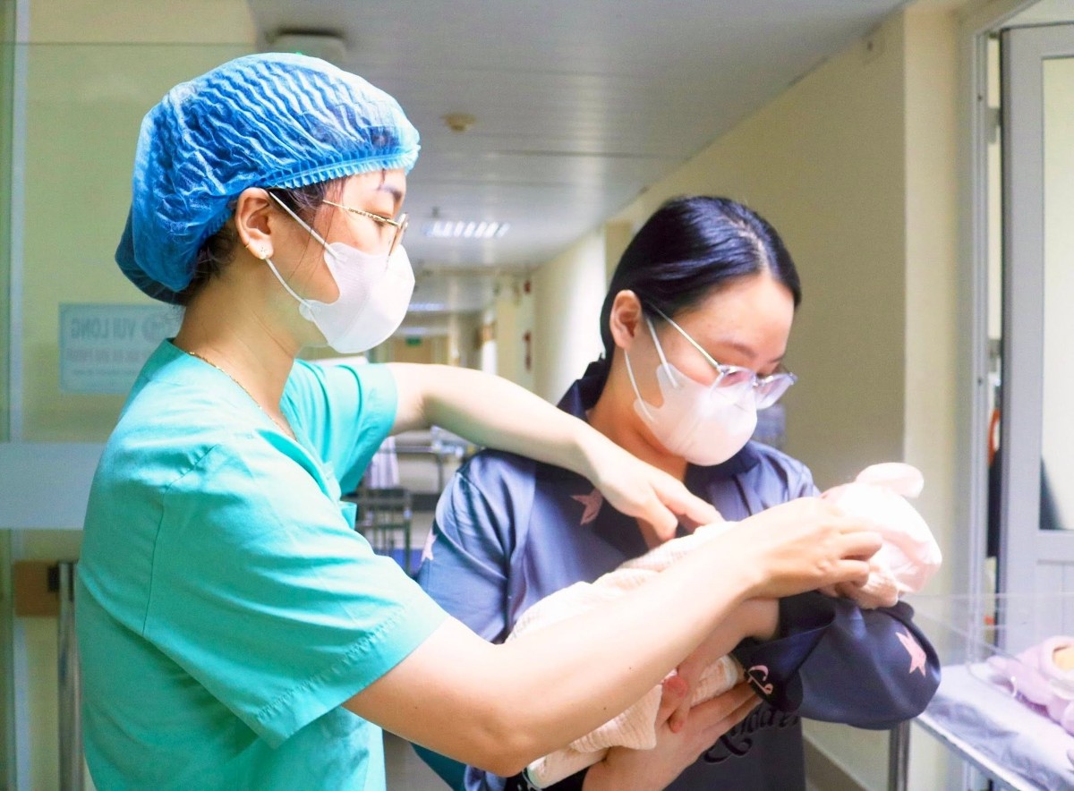 Dự thảo cũng đề xuất phát động phong trào sinh đủ hai con tại 10 địa phương có mức sinh thấp. . Ảnh: Bệnh viện Phụ sản Trung ương