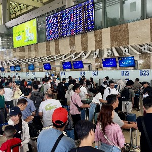 Hàng khách xếp hàng làm thủ tục tại Cảng hàng không quốc tế Nội Bài. Ảnh: Huỳnh Dũng