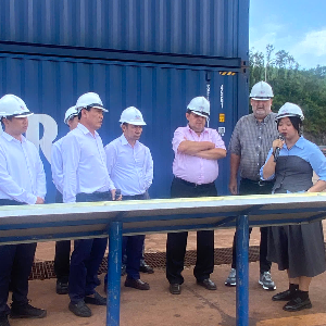 Đoàn công tác Đại sứ quán Cộng hòa Áo tại Việt Nam và Hiệp hội Doanh nghiệp Trung và Đông Âu tại Việt Nam (CEEC) khảo sát thực địa tại Cụm cảng biển quốc tế Vũng Áng. Ảnh: UBND tỉnh Hà Tĩnh