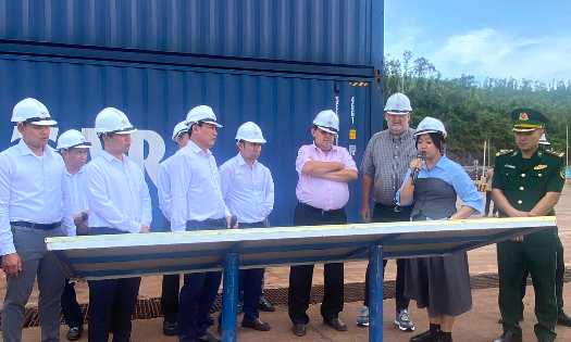 Đoàn công tác Đại sứ quán Cộng hòa Áo tại Việt Nam và Hiệp hội Doanh nghiệp Trung và Đông Âu tại Việt Nam (CEEC) khảo sát thực địa tại Cụm cảng biển quốc tế Vũng Áng. Ảnh: UBND tỉnh Hà Tĩnh