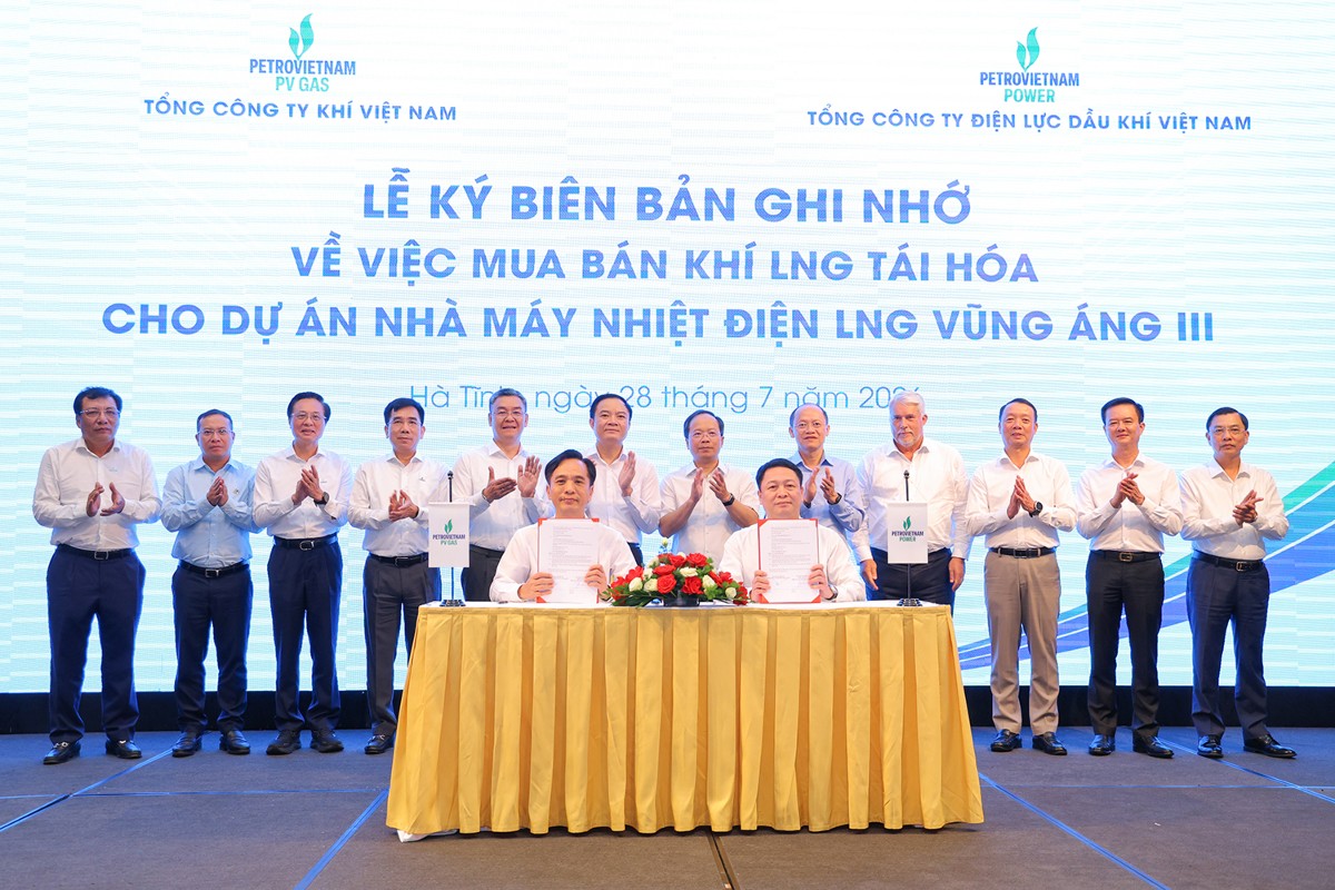 Lễ ký biên bản ghi nhớ mua bán khí LNG tái hóa cho Dự án NMĐ Vũng Áng III. Ảnh: Petrovietnam.