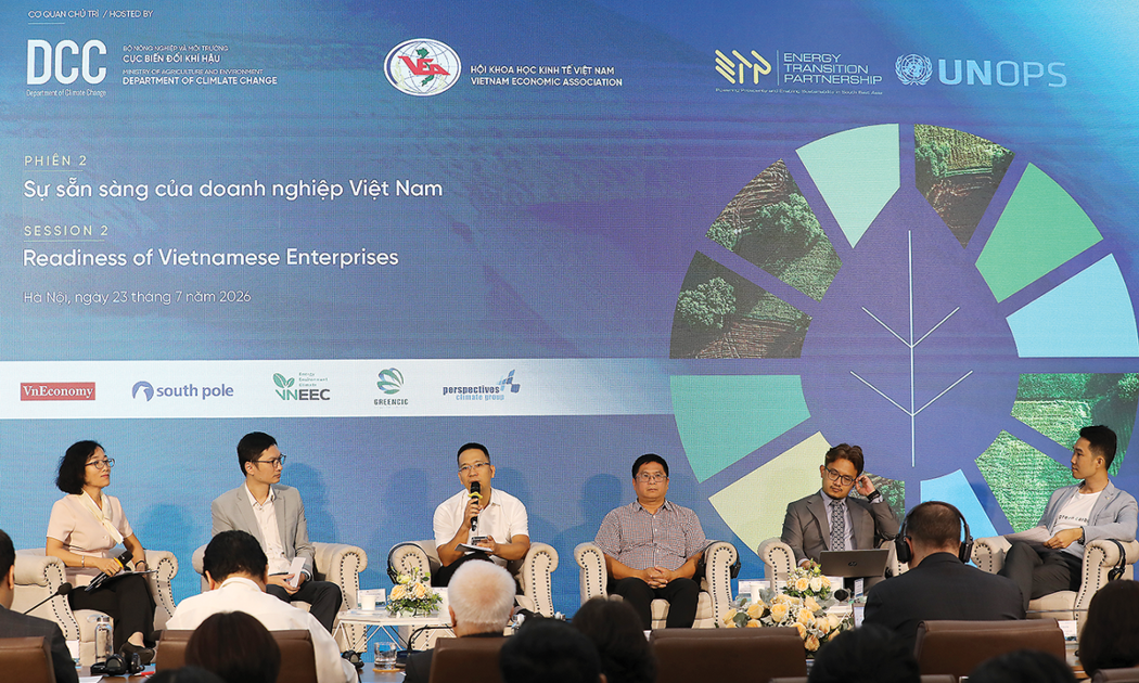 Các diễn giả tham gia phiên thảo luận “Sự sẵn sàng của doanh nghiệp Việt Nam”. Ảnh: Tri Phong