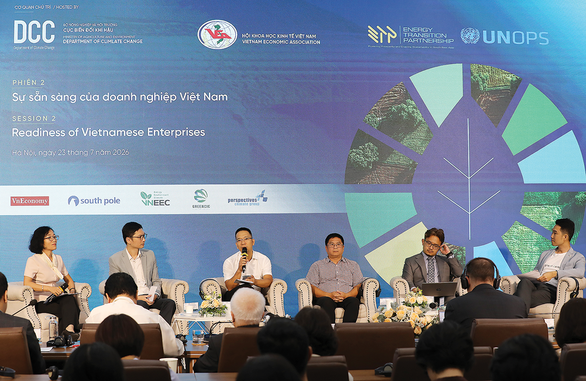 Các diễn giả tham gia phiên thảo luận “Sự sẵn sàng của doanh nghiệp Việt Nam”. Ảnh: Tri Phong