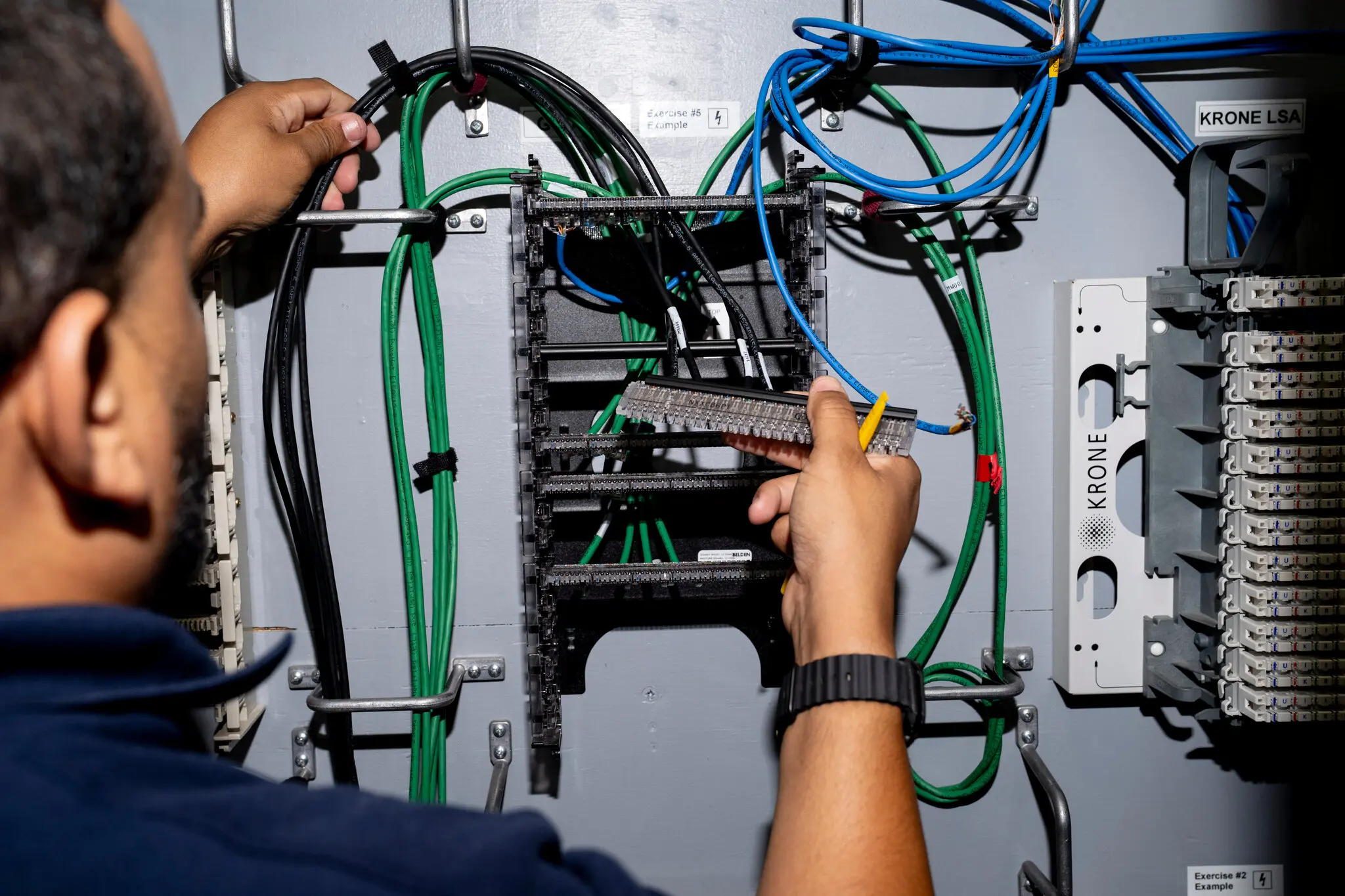 Cuộc đua AI đang cho thấy một nghịch lý: dù trí tuệ nhân tạo được kỳ vọng tự động hóa nhiều công việc, sự phát triển của AI lại đang tạo ra nhu cầu lớn đối với những nghề rất truyền thống. Ảnh: New York Times