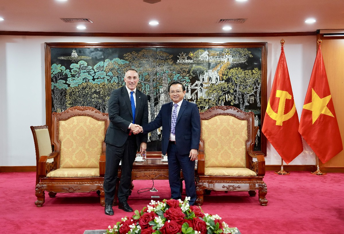 Thứ trưởng Bộ Tài chính Lê Tấn Cận tiếp Ông Brett Clark, Tổng Giám đốc Daiichi Life Châu Á - Thái Bình Dương. Ảnh: Dai-ichi Life Việt Nam.