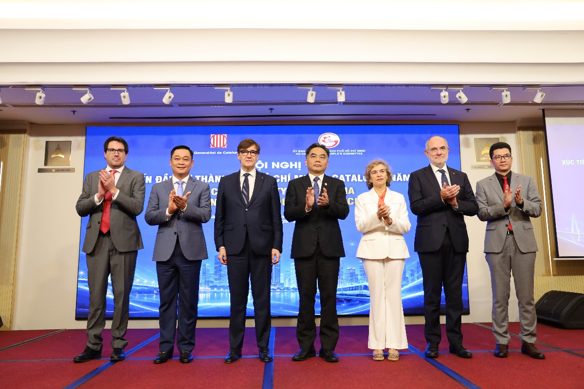 Sự kiện đón tiếp các đại biểu cấp cao gồm: ông Nguyễn Lộc Hà, Phó Chủ tịch Thường trực UBND TP.HCM; ông Salvador Illa Roca, Chủ tịch Chính quyền vùng Catalonia, Vương quốc Tây Ban Nha; bà Carmen Cano de Lasala, Đại sứ đặc mệnh toàn quyền Vương quốc Tây Ban Nha tại Việt Nam, cùng đại diện cộng đồng doanh nghiệp - Ảnh: Hồng Quang.