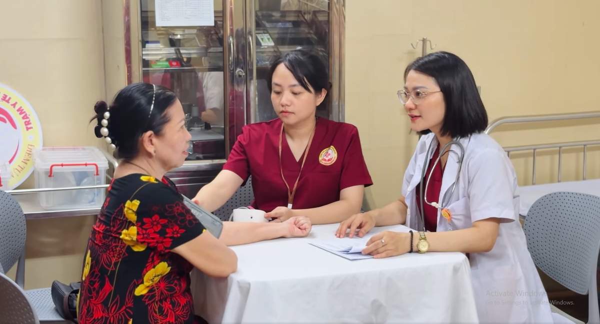 Người cao tuổi được khám sàng lọc, theo dõi sức khỏe, tư vấn dinh dưỡng, hướng dẫn sử dụng thuốc an toàn... Ảnh: Phường Đống Đa