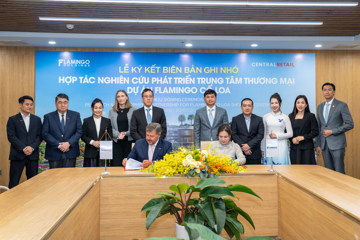 Đại điện Flamingo Holdings và Central Retail Việt Nam thực hiện nghi lễ ký kết.