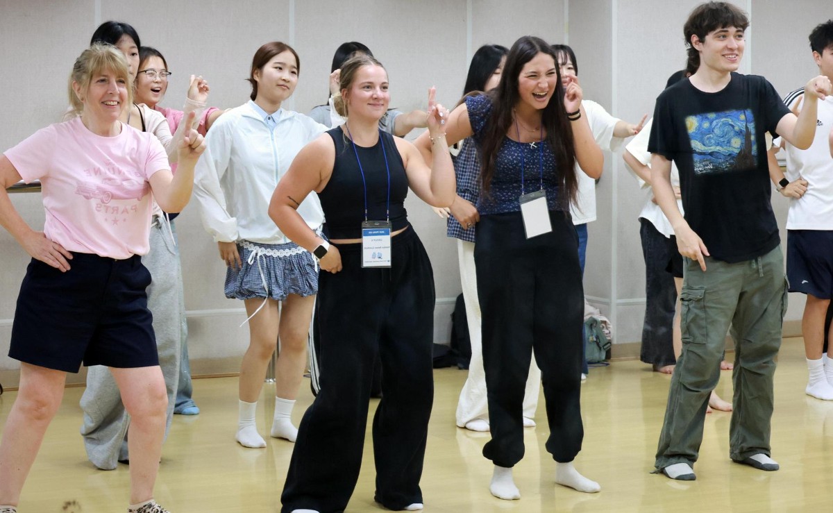Sinh viên nước ngoài tham gia khóa học nhảy K-pop tại Đại học Quốc gia Pukyong, Busan, ngày 22/7. Ảnh: Yonhap