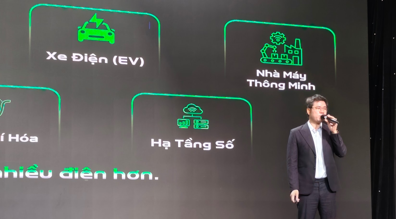 Theo ông Trần Hùng, sự thay đổi trong nhu cầu năng lượng hiện nay không chỉ đến từ các ngành sản xuất truyền thống mà còn được thúc đẩy bởi AI, trung tâm dữ liệu, điện hóa giao thông và chuyển đổi công nghiệp.&nbsp; Ảnh: BB