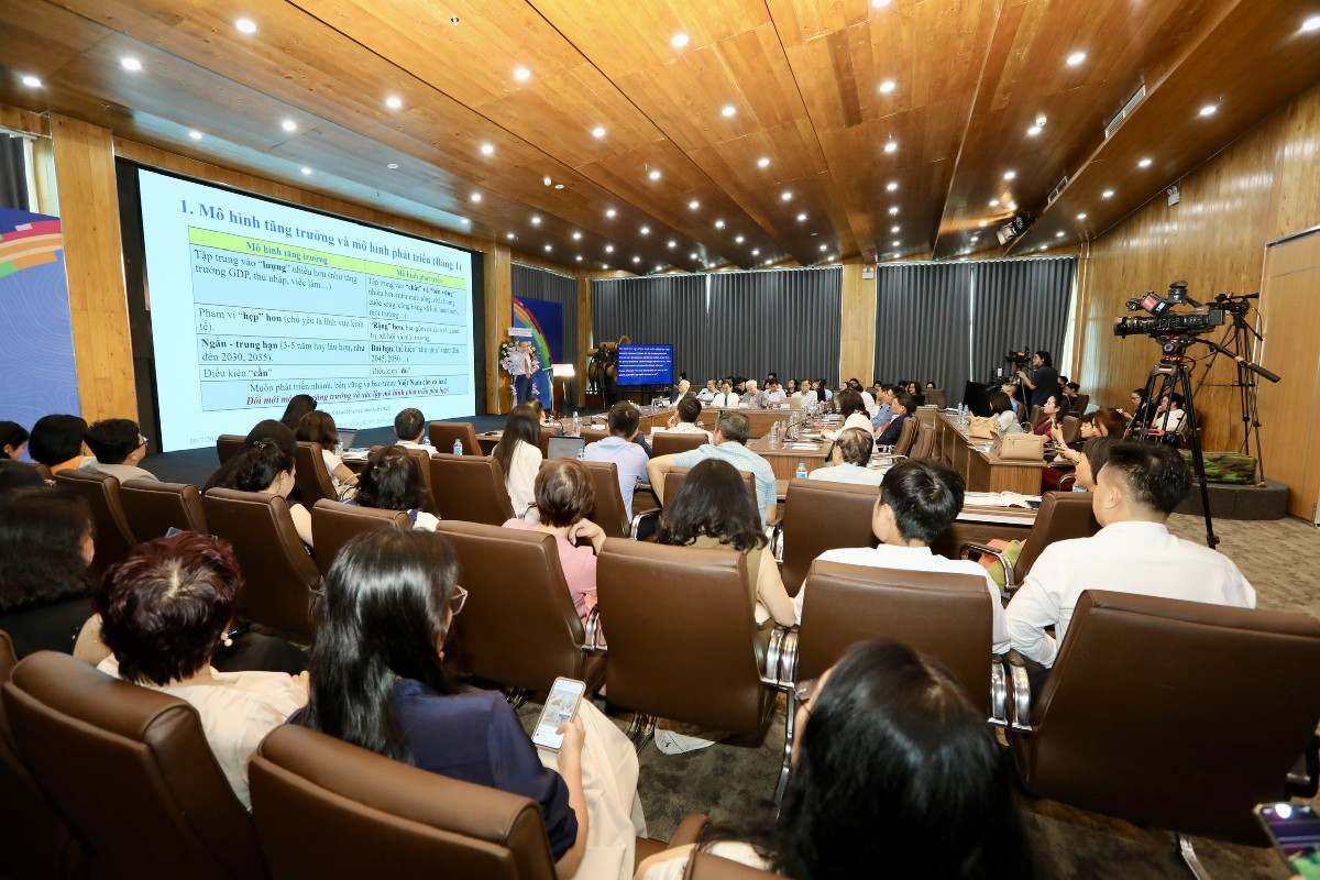 Toàn cảnh toạ đàm Kinh tế mùa hè 2026 với chủ đề "Từ quyết sách đến tăng trưởng: Giải pháp thúc đẩy tăng trưởng hai con số, kiểm soát lạm phát và giữ vững ổn định kinh tế vĩ mô năm 2026". Ảnh: Việt Dũng
