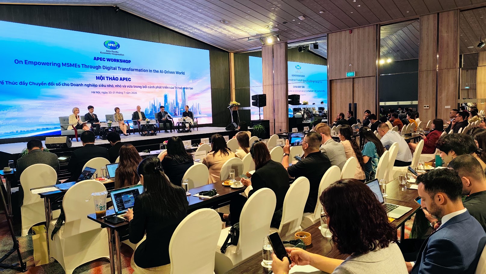 “Hội thảo APEC về thúc đẩy chuyển đổi số cho doanh nghiệp siêu nhỏ, nhỏ và vừa trong bối cảnh phát triển của trí tuệ nhân tạo”. Ảnh: BB