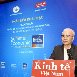 TS. Chử Văn Lâm, Phó Chủ tịch Thường trực Hội Khoa học Kinh tế Việt Nam, Chủ tịch Hội đồng Biên tập Tạp chí Kinh tế Việt Nam, phát biểu khai mạc toạ đàm. Ảnh: Việt Dũng