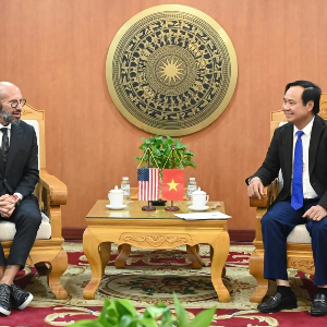 Thứ trưởng Võ Văn Hưng tiếp ông Mark Abdoo. Ảnh: Kiều Chi.
