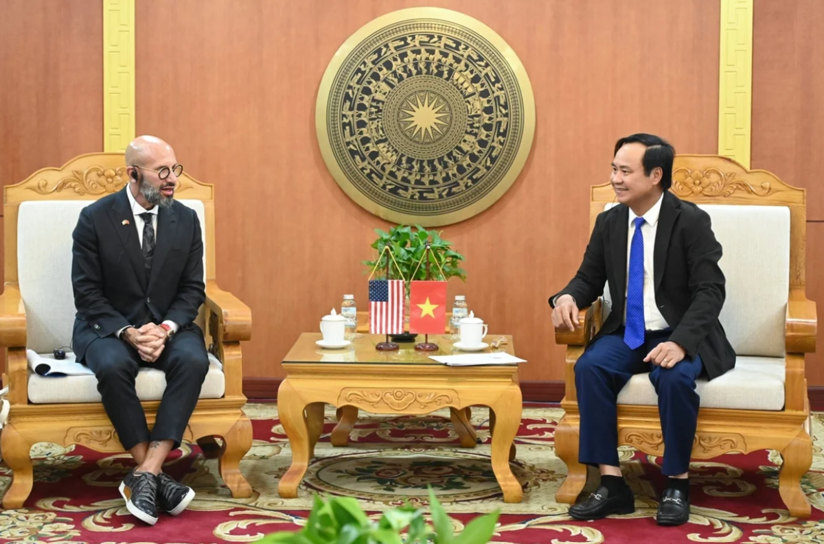 Thứ trưởng Võ Văn Hưng tiếp ông Mark Abdoo. Ảnh: Kiều Chi.