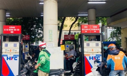 Giá xăng dầu đồng loạt tăng mạnh từ chiều 30/7/2026. Ảnh: Huyền Vy.
