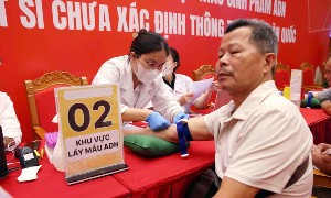 Lấy mẫu thân nhân phục vụ xác định danh tính liệt sĩ. Ảnh: Chính phủ.