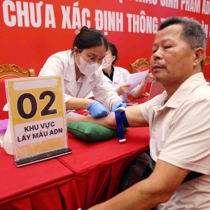 Lấy mẫu thân nhân phục vụ xác định danh tính liệt sĩ. Ảnh: Chính phủ.