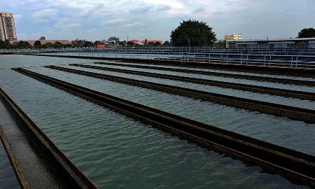 Xử lý nước sạch tại bể lọc từ nguồn nước sông Đồng Nai ở Nhà máy xử lý nước Thủ Đức. Ảnh: Trung Dung