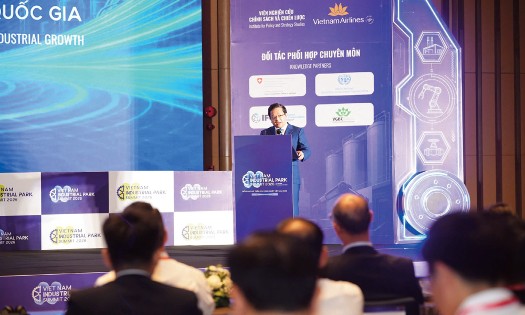 Dr. Nguyen Duc Hien speaks at the Industrial Park Summit 2026 (Source: Vietnam Economic Times)