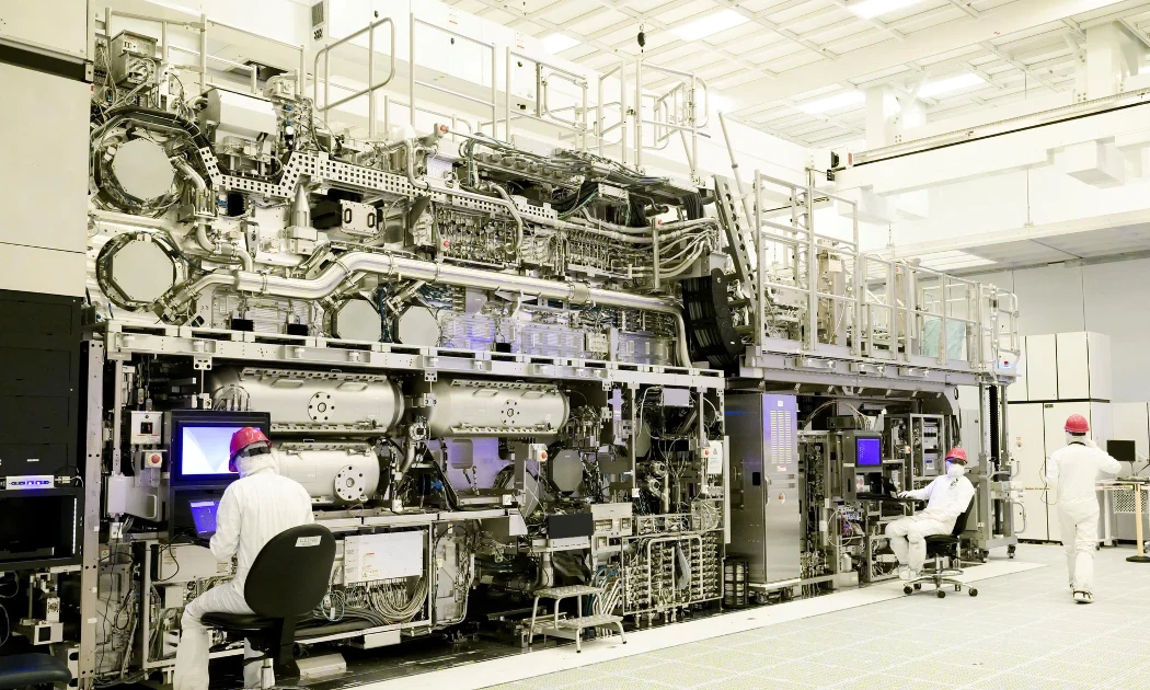 Hệ thống in thạch bản High NA EUV tại một cơ sở của Intel ở Oregon, Hoa Kỳ. Ảnh minh hoặc: Reuters.