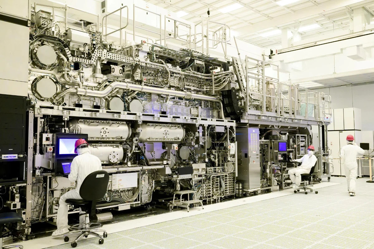 Hệ thống in thạch bản High NA EUV tại một cơ sở của Intel ở Oregon, Hoa Kỳ. Ảnh minh hoặc: Reuters.