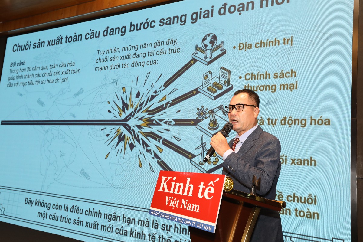 TS Nguyễn Trọng Thoan, đại diện Nhóm nghiên cứu Tạp chí Kinh tế Việt Nam/VnEconomy trình bày tham luận tại Tọa đàm. Ảnh: Việt Dũng.