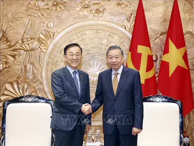 Tổng Bí thư, Chủ tịch nước Tô Lâm tiếp Bộ trưởng Đất đai, Cơ sở hạ tầng, Giao thông Hàn Quốc Kim Yun Duk. Ảnh: Thống Nhất – TTXVN