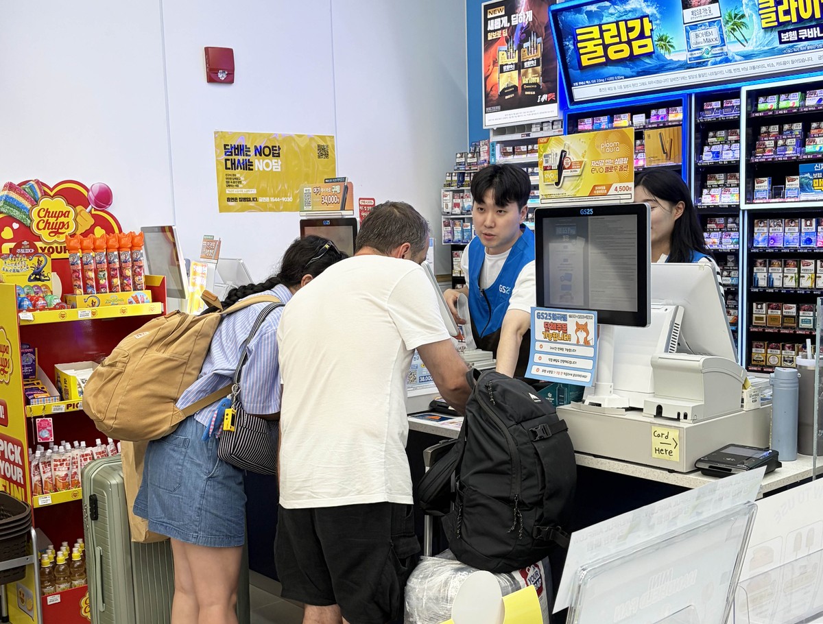 Du khách nước ngoài đang mua sắm tại cửa hàng GS25, Seoul. Ảnh: Seoul Economic Daily