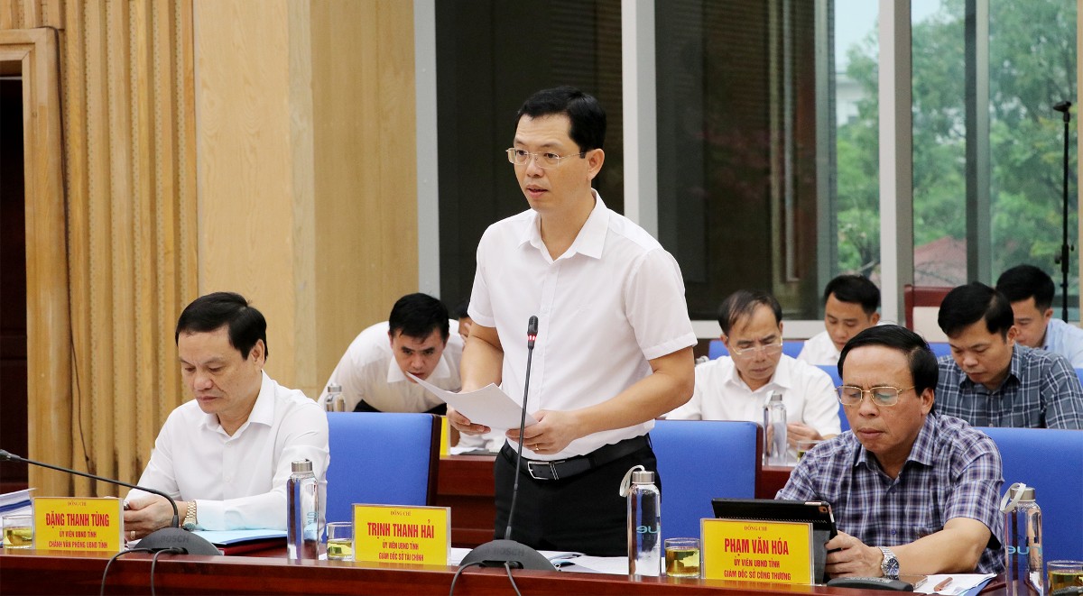 Giám đốc Sở Tài chính Nghệ An Trịnh Thanh Hải báo cáo tại phiên họp thường kỳ tháng 7 của UBND tỉnh Nghệ An. Ảnh: Phan Quỳnh