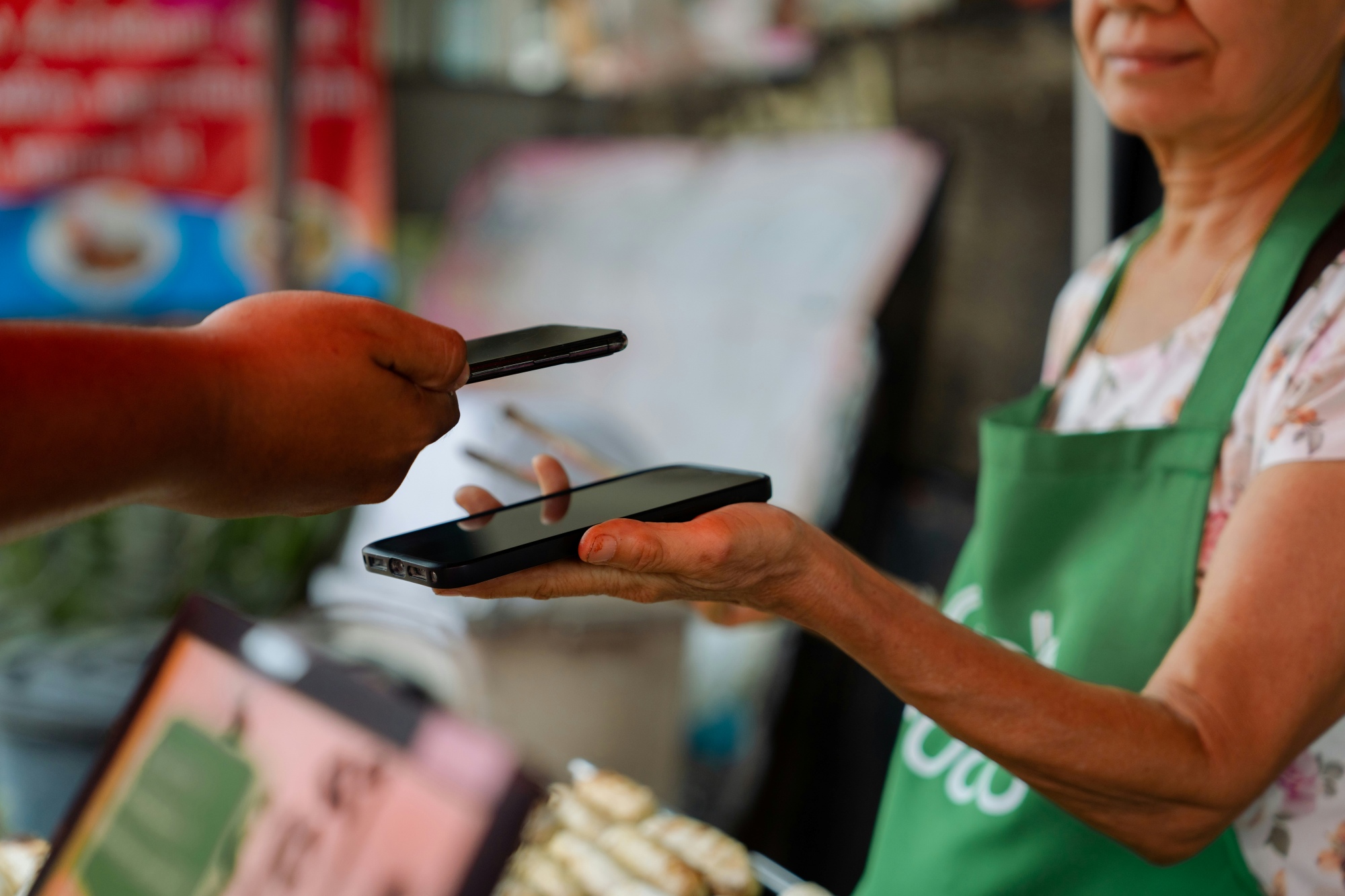 Không ít người lớn tuổi vẫn ngần ngại áp dụng các phương thức thanh toán hiện đại. (Hình: Unsplash)