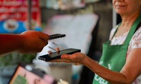Không ít người lớn tuổi vẫn ngần ngại áp dụng các phương thức thanh toán hiện đại. (Hình: Unsplash)