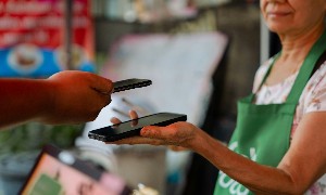 Không ít người lớn tuổi vẫn ngần ngại áp dụng các phương thức thanh toán hiện đại. (Hình: Unsplash)
