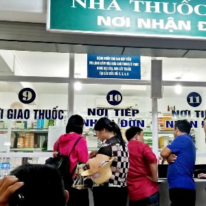 Người dân thanh toán tiền thuốc điều trị tại một bệnh viện trên địa bàn Hà Nội. Ảnh: Thu Hằng.