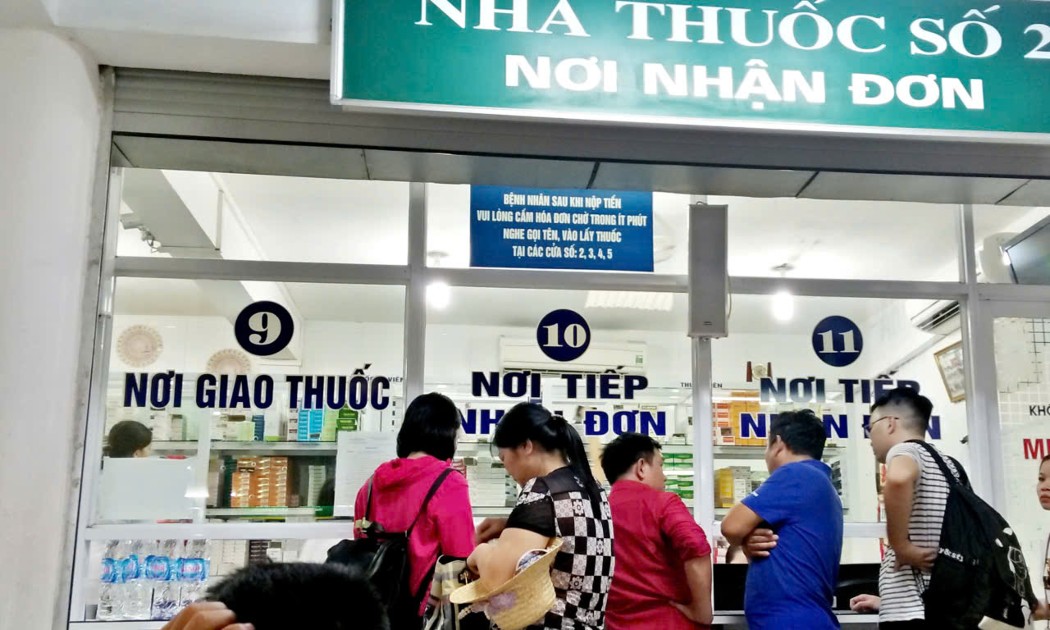 Người dân thanh toán tiền thuốc điều trị tại một bệnh viện trên địa bàn Hà Nội. Ảnh: Thu Hằng.