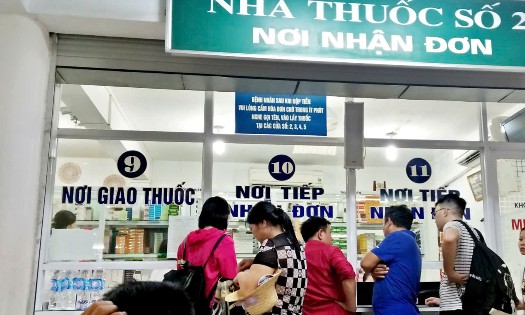 Người dân thanh toán tiền thuốc điều trị tại một bệnh viện trên địa bàn Hà Nội. Ảnh: Thu Hằng.