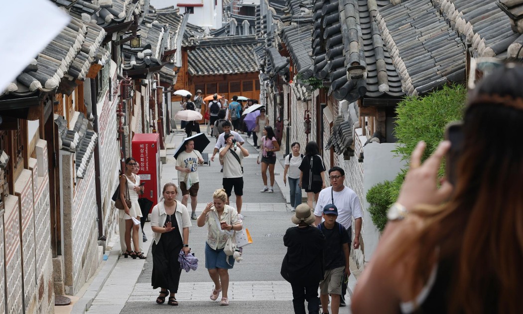 Du khách nước ngoài tham quan Làng Hanok Bukchon ở Seoul, ngày 28/7. Ảnh: Yonhap