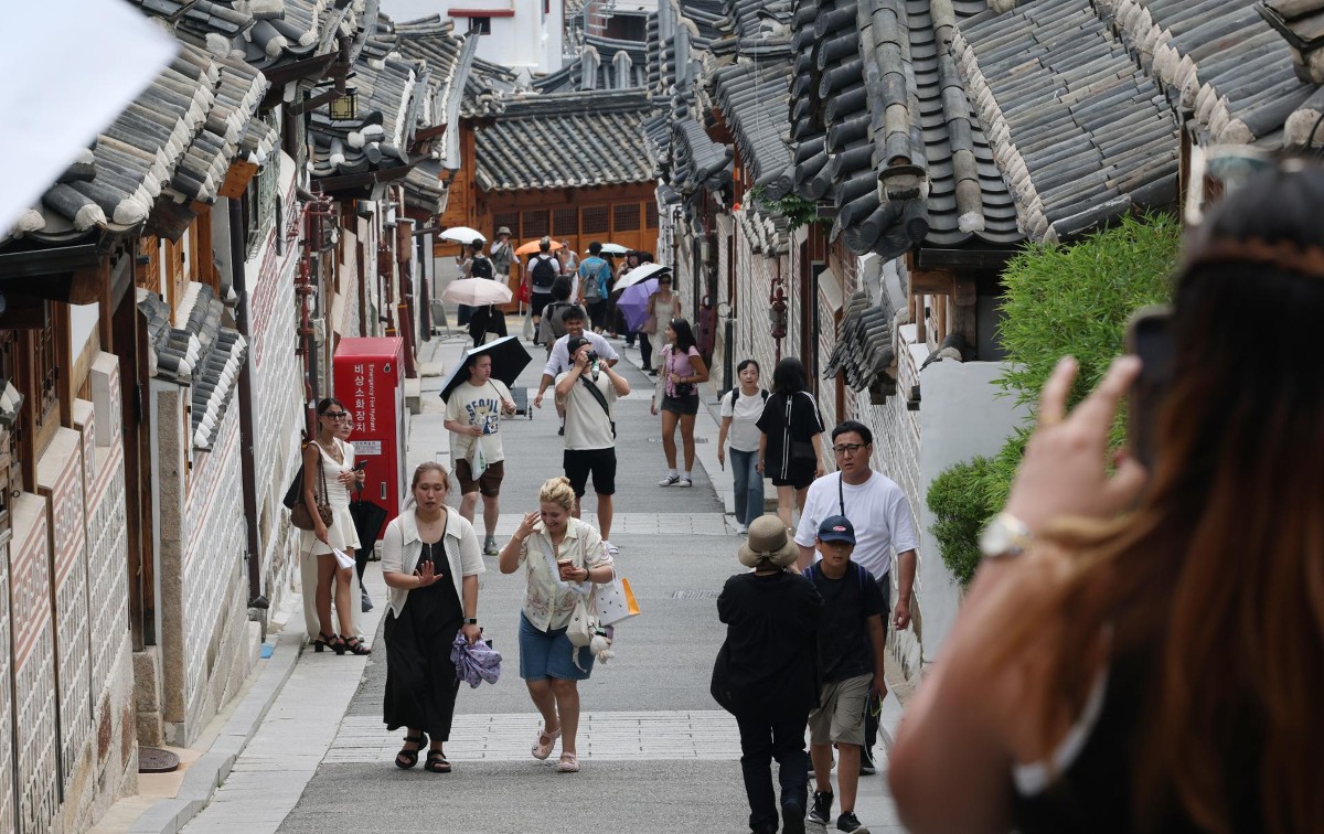Du khách nước ngoài tham quan Làng Hanok Bukchon ở Seoul, ngày 28/7. Ảnh: Yonhap
