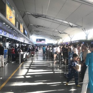 Lượng khách làm thủ tục tại Sân bay quốc tế Đà Nẵng với tần xuất ngày càng đông. Ảnh Ngô Anh Văn