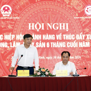 Bộ trưởng Bộ Nông nghiệp và Môi trường Trịnh Việt Hùng chủ trì Hội nghị với các hiệp hội ngành hàng. Ảnh Khương Trung