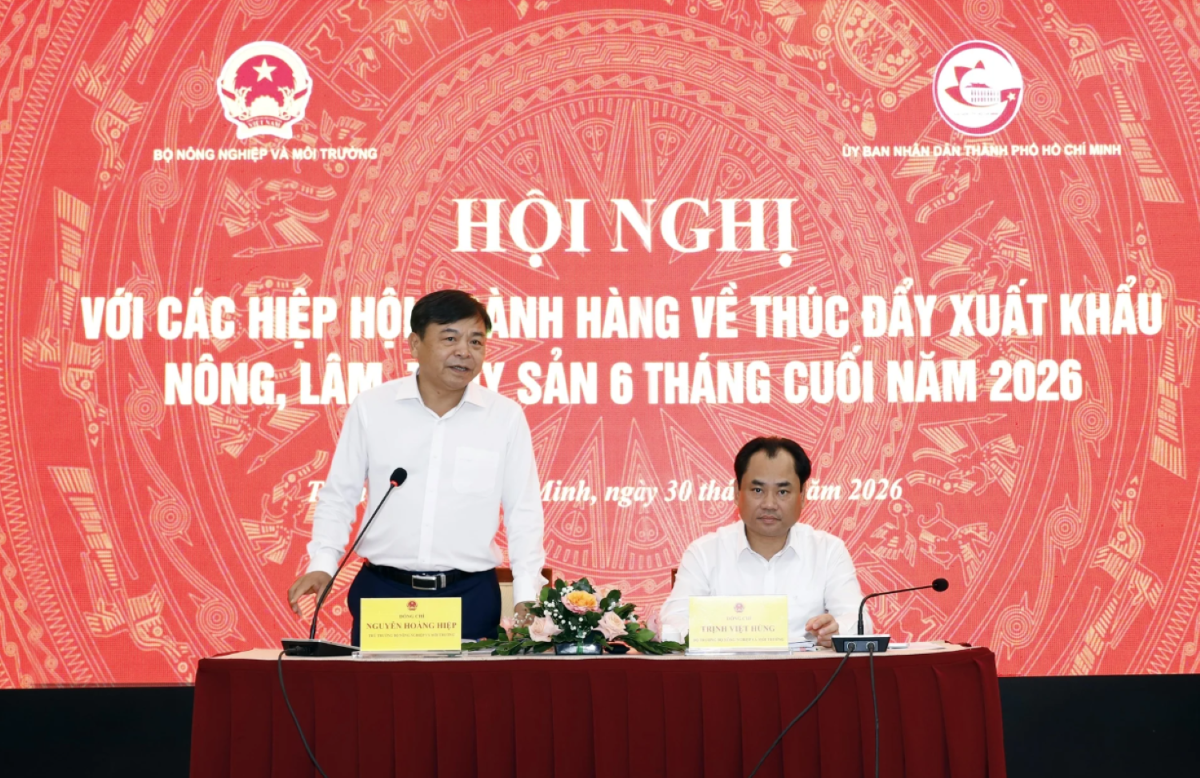 Bộ trưởng Bộ Nông nghiệp và Môi trường Trịnh Việt Hùng chủ trì Hội nghị với các hiệp hội ngành hàng. Ảnh Khương Trung